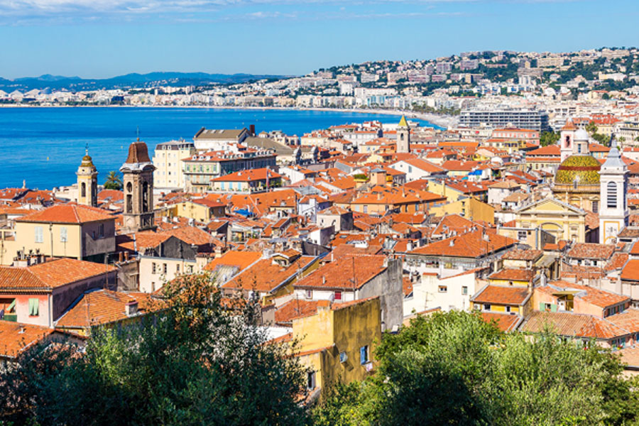Vue sur la rade et la croisette au loin © OT Nice