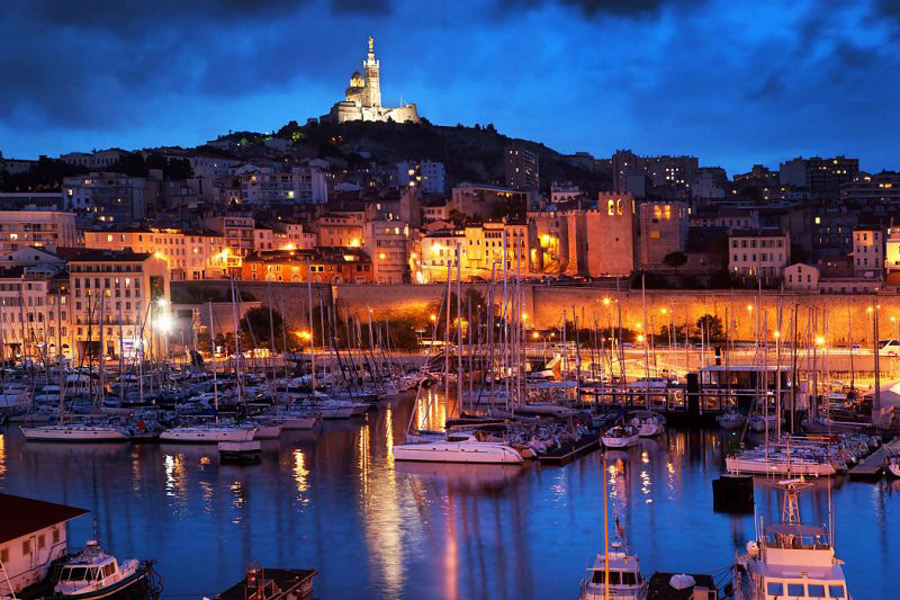 Le vieux-port de Marseille la nuit © Greeters2018