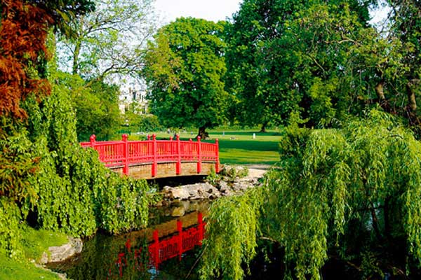 Le pont rouge japonais du parc Rothschild © Yves P.