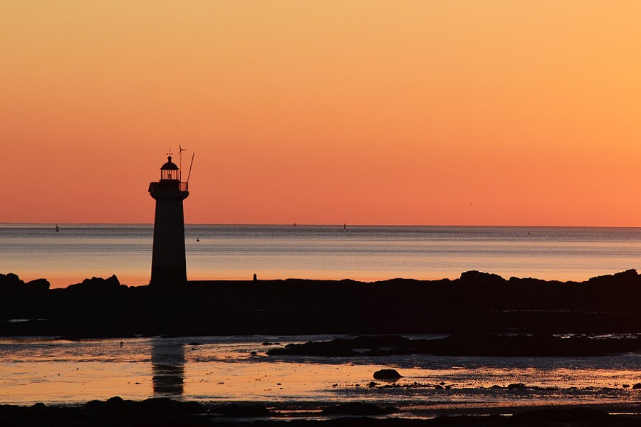 Coucher de soleil sur le phare de Villès-Martin ©Andrea Klose