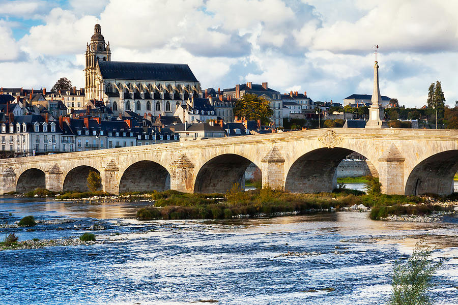 Pont sur la Loire et Cathédrale à Blois © kirk-strickland