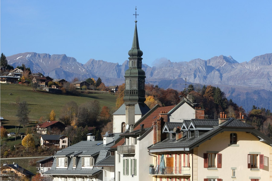Eglise Saint-Gervais et Saint-Protais. , Chaîne des Aravis © canva.com