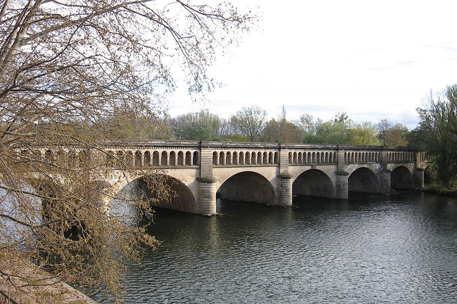 Le canal du midi qui franchis le fleuve Orb © greeter2024