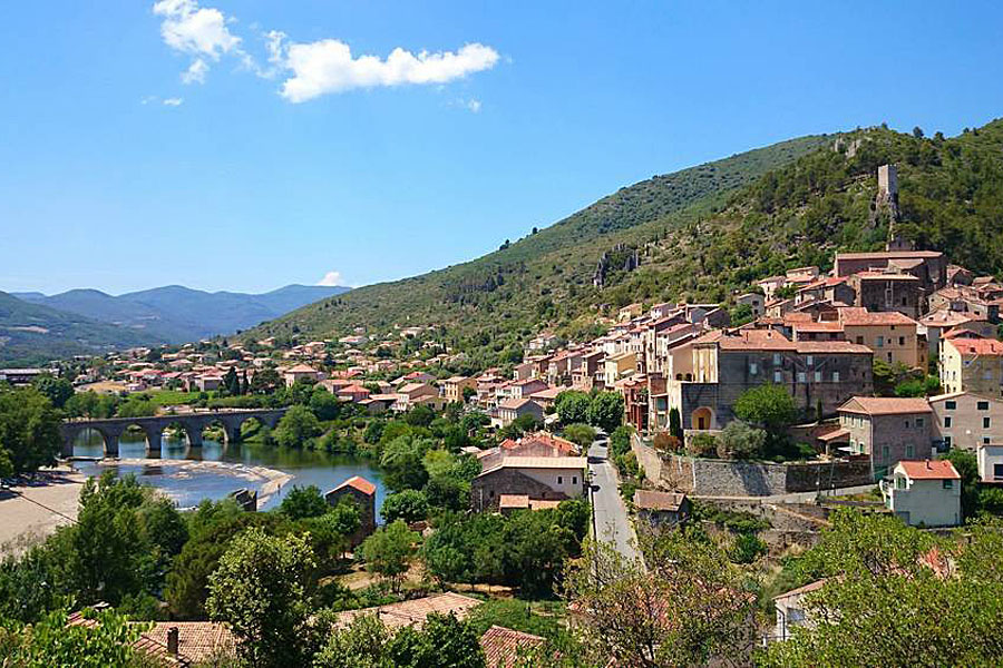 Le village de Roquebrun le pays du mimosa © Greeter2024